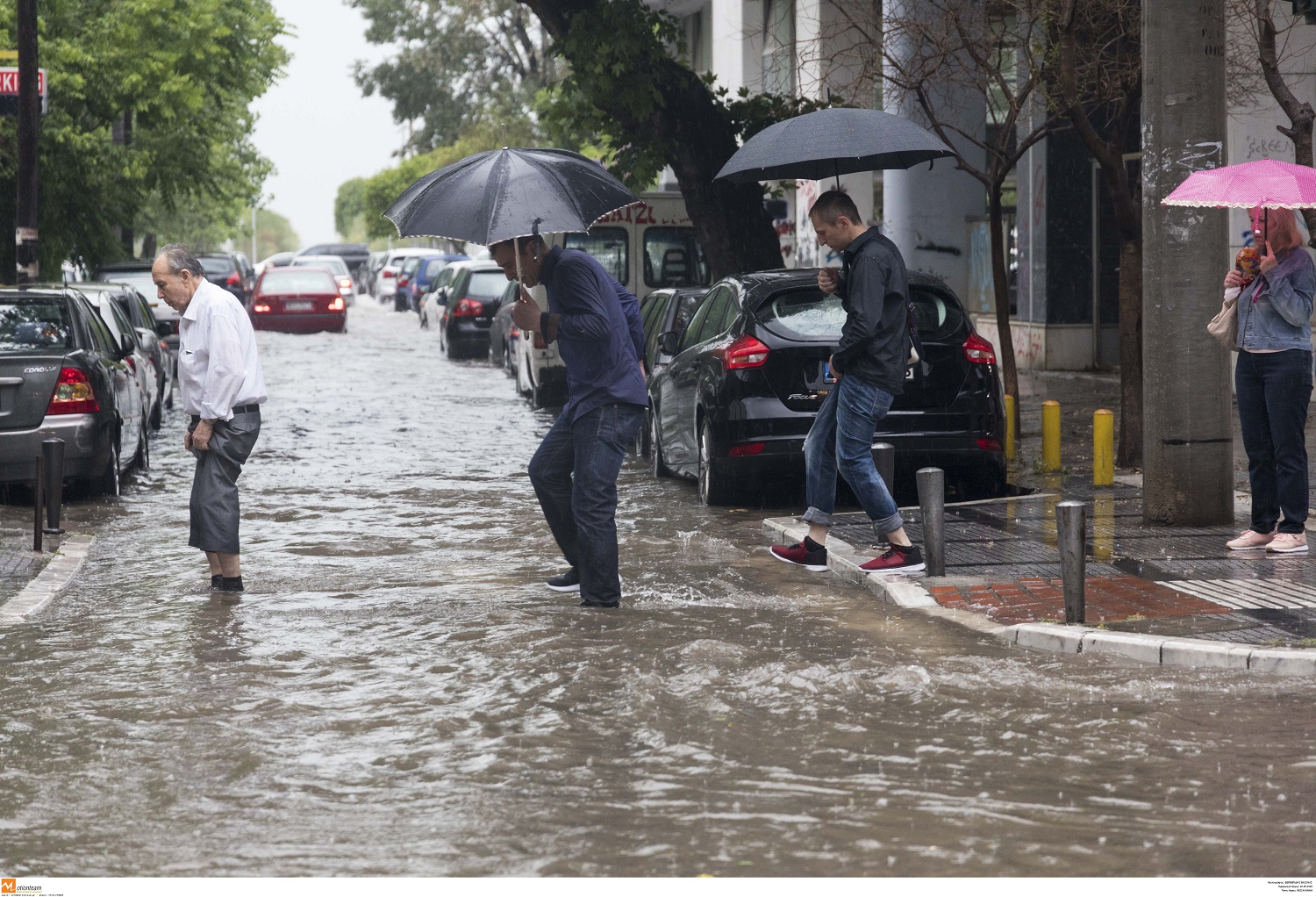 Όλη η Θεσσαλονίκη ένας χείμαρρος – Πλημμύρισαν καταστήματα και υπόγεια