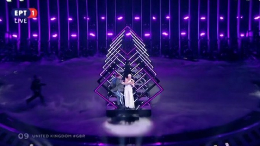 Eurovision 2018: Όρμησε στην σκηνή και άρπαξε το μικρόφωνο! Τρομοκρατημένη η Βρετανή τραγουδίστρια!