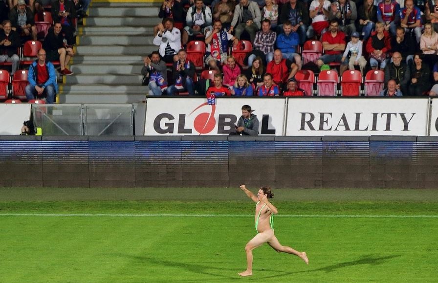 Εισβολή οπαδού με μαγιό Μπόρατ στην Τσεχία! (vid)