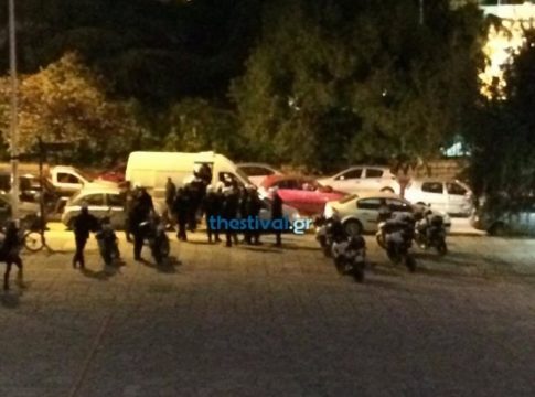 Οπαδοί του ΠΑΟΚ επιτέθηκαν σε αντιεξουσιαστές στην πλατεία Ροτόντας