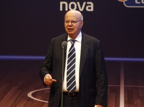 Σφίγγει ο κλοιός
