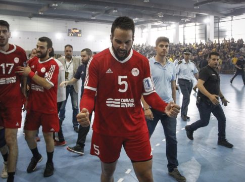 Σκληρή ανακοίνωση Ολυμπιακού : «Αντί να ζητήσει συγνώμη η ΑΕΚ, βγαίνει και στην επίθεση»