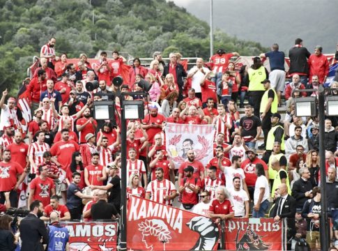 Μια αγκαλιά ομάδα και κόσμος