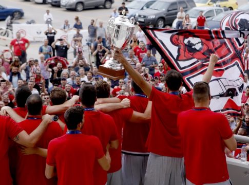 Η υποδοχή των Πρωταθλητών Ευρώπης: «Αυτό είναι σωστό, πρωτάθλημα και κύπελλο και ευρωπαϊκό» (pics,vids)