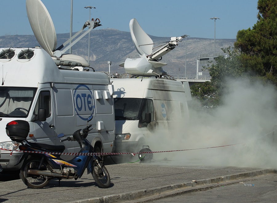 Ολυμπιακός – Παναθηναϊκός : Ένταση έξω από το ΣΕΦ με μολότοφ και δακρυγόνα