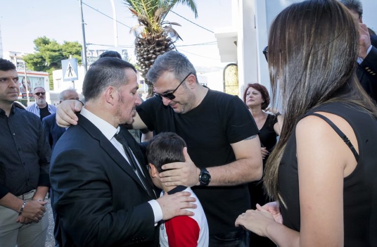 Θρήνος στην κηδεία της συζύγου του Πύρρου Δήμα (pics)