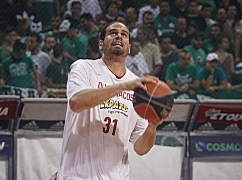 Περνάει την πόρτα του χειρουργείου ο Μπόγρης