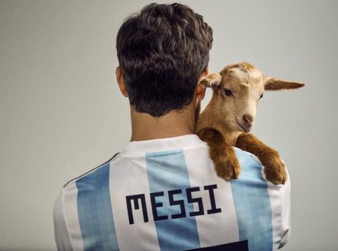 Ο G.O.A.T Μέσι ποζάρει με αληθινές κατσίκες! (pics)