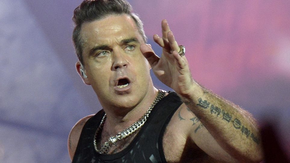Ο Robbie Williams τρέχει να σωθεί από τη φωτιά στο ξενοδοχείο Mandarin (pics)