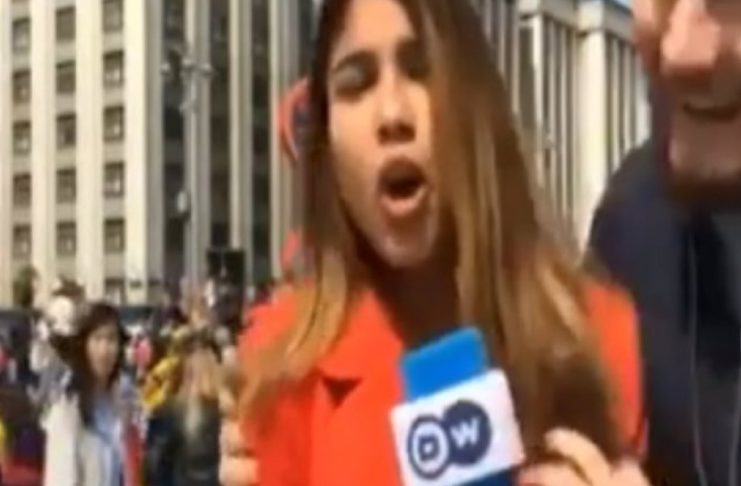 Σοκ για Κολομβιανή ρεπόρτερ – Άνδρας τη φίλησε και τη θώπευσε στο στήθος on camera!