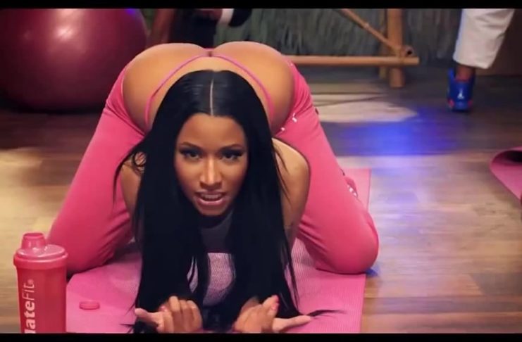 Twerking με διάφανο φόρεμα στην παραλία η Nicki Minaj και τα… εγκεφαλικά έρχονται! (vid)