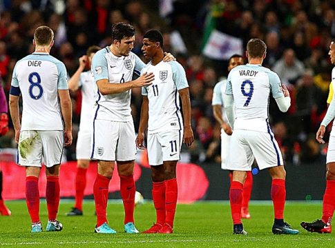 Χωρίς μπούστο και μπούτια, Αγγλία χωρίς λόγο και αιτία