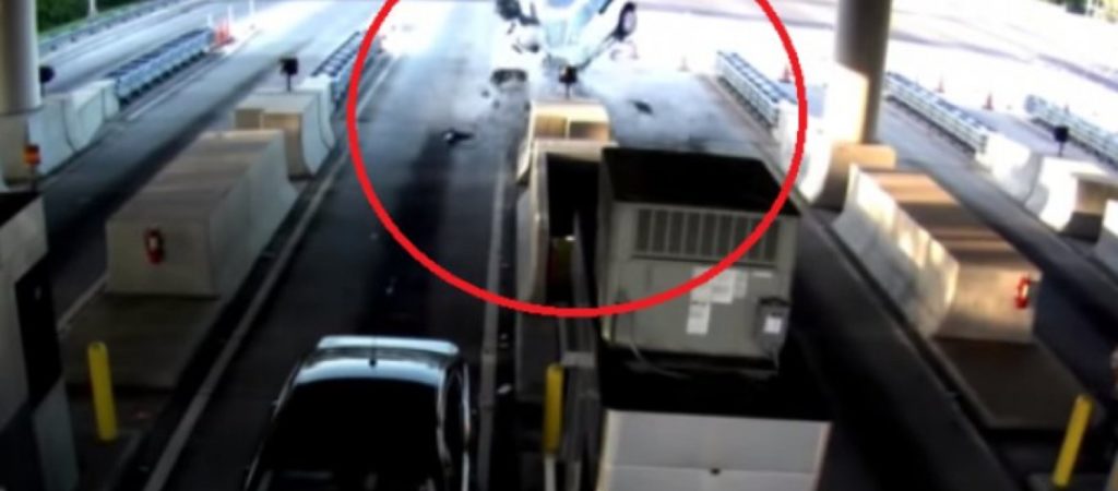 Βίντεο: Τρομακτικό τροχαίο σε διόδια – Επιβάτης εκτοξεύτηκε από το παρμπρίζ