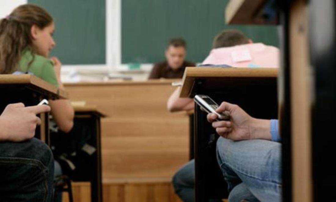 Tέλος τα κινητά στα σχολεία με απόφαση Γαβρόγλου