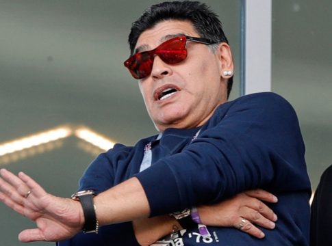 Ο Μαραντόνα προσφέρθηκε να αναλάβει την Αργεντινή χωρίς χρήματα!