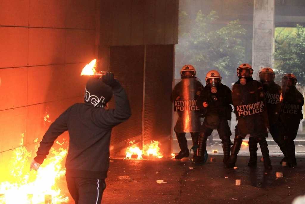 H επίθεση κατά των ΜΑΤ στη Θεσσαλονίκη στο επίκεντρο της πολιτικής αντιπαράθεσης