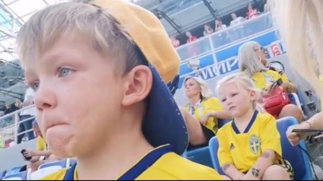 Ο γιος του Μπεργκ δάκρυσε βλέποντας τον πατέρα του στο γήπεδο! (vid)