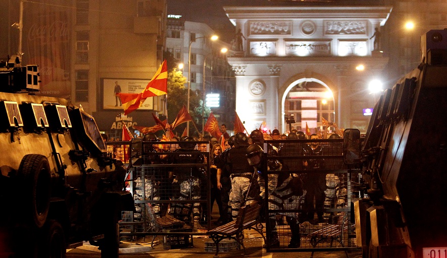 Σοβαρά επεισόδια στα Σκόπια για τη συμφωνία (pics)