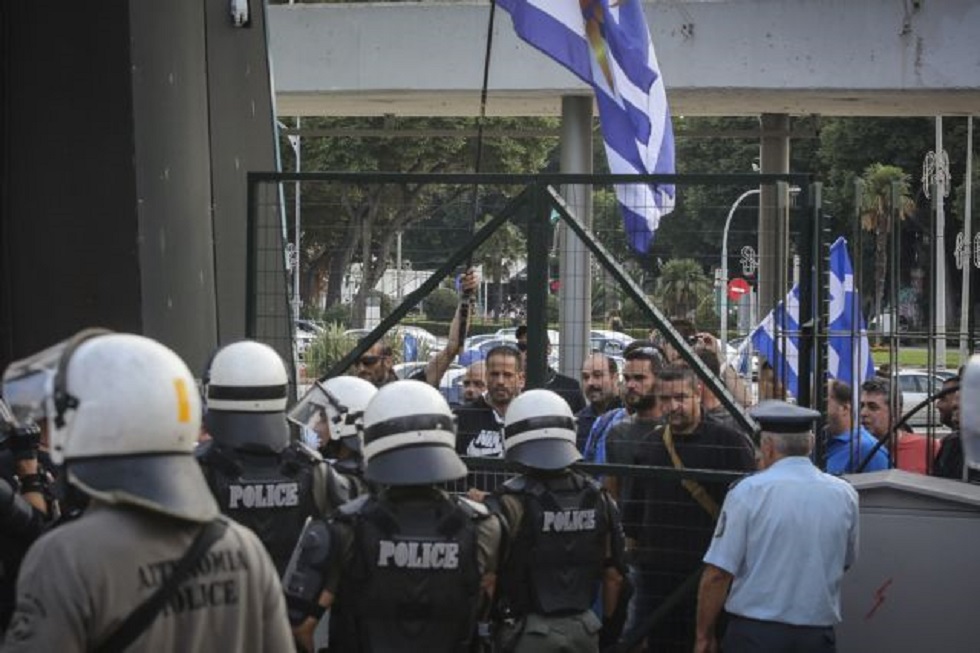 Εκτεταμένα επεισόδια και με οπαδούς του ΠΑΟΚ στην εκδήλωση του ΣΥΡΙΖΑ για τη «Β.Μακεδονία»