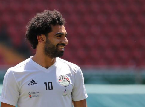 Σαλάχ : Μοίρασε αυτόγραφα σε κόσμο που εντόπισε τη διεύθυνσή του