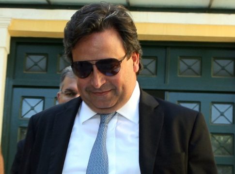 Όταν η κυβέρνηση παίζει (;) τον Ρέστη της!