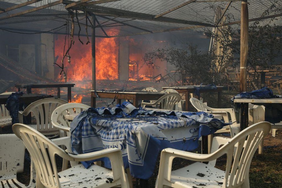 Φόβοι για την τύχη εγκλωβισμένων σε εστιατόριο της Ραφήνας