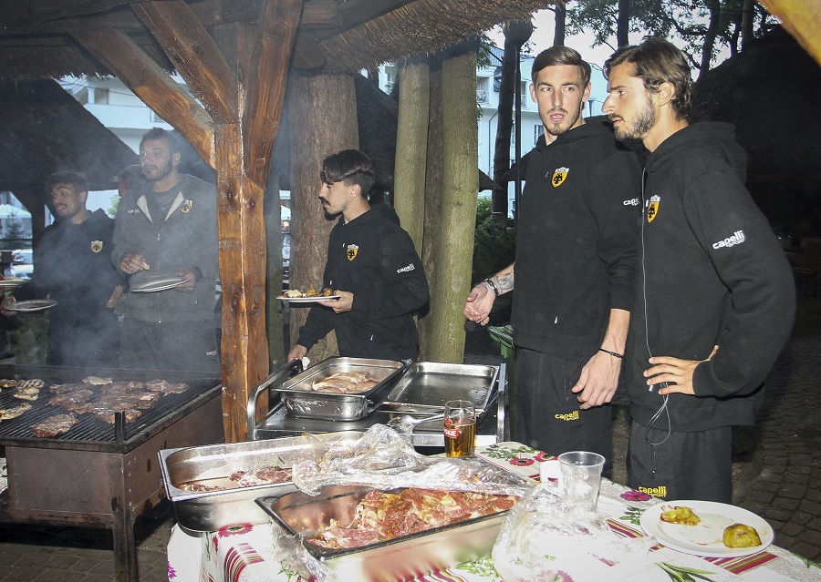 ΑΕΚ : Ο Οικονόμου τραγούδησε… Bella Ciao στο BBQ (vid+pics)