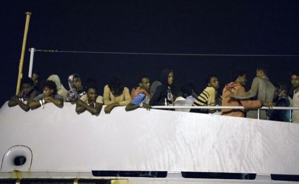 Στην Ιταλία οι 450 πρόσφυγες που επέβαιναν σε δύο στρατιωτικά πλοία