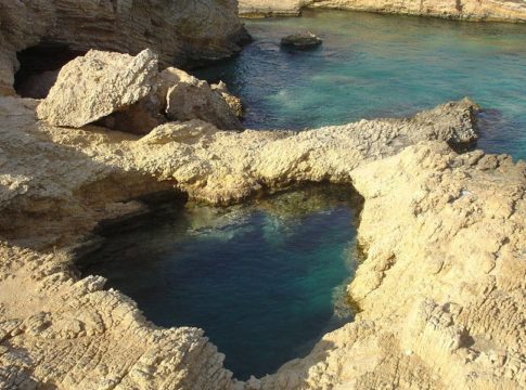 7 εντυπωσιακές θαλάσσιες σπηλιές για βουτιές