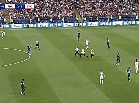 «Ντου» των Pussy Riot διέκοψε τον τελικό του Μουντιάλ (vid)