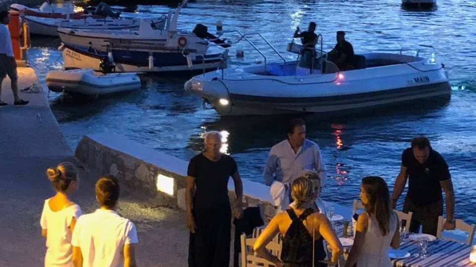 Ο Τζόρτζιο Αρμάνι απολαμβάνει τις διακοπές του στη Σχοινούσα
