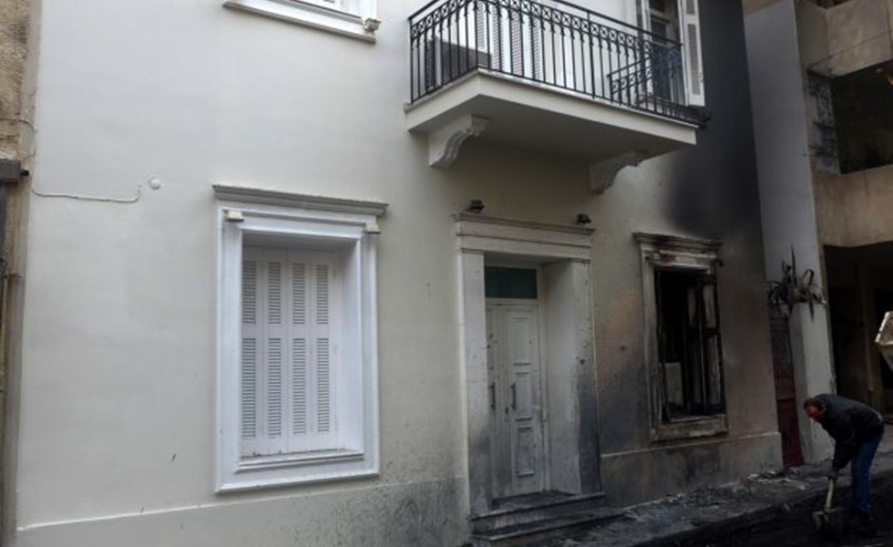 Πέτρες και μολότοφ έξω από το σπίτι του Αλέκου Φλαμπουράρη