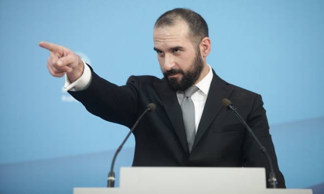 Bολές Τζανακόπουλου σε ΣΕΒ και ΝΔ