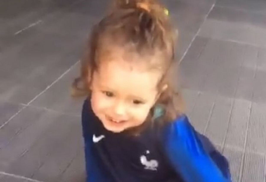 Απίθανο βίντεο: Πιτσιρίκα μιμείται τους Γάλλους διεθνείς! (vid)