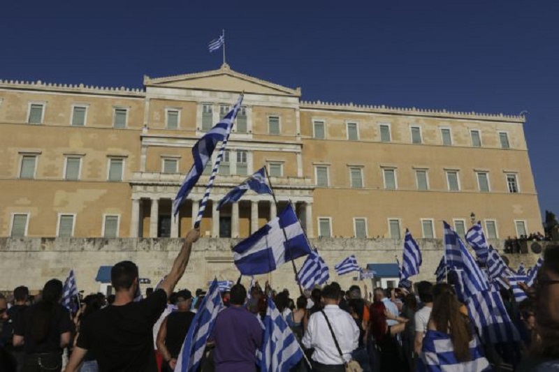 Τρομάζουν την κυβέρνηση οι δημοσκοπήσεις και οι αντιδράσεις για το Μακεδονικό