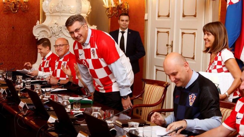 Φρενίτιδα για την Κροατία: Υπουργικό συμβούλιο με φανέλες της Εθνικής ομάδα! (vid)