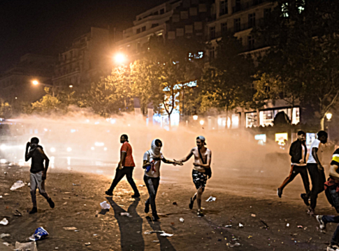 Δύο νεκροί, ξύλο και αιματηρά επεισόδια στη… γιορτή των Γάλλων (pics/vids)