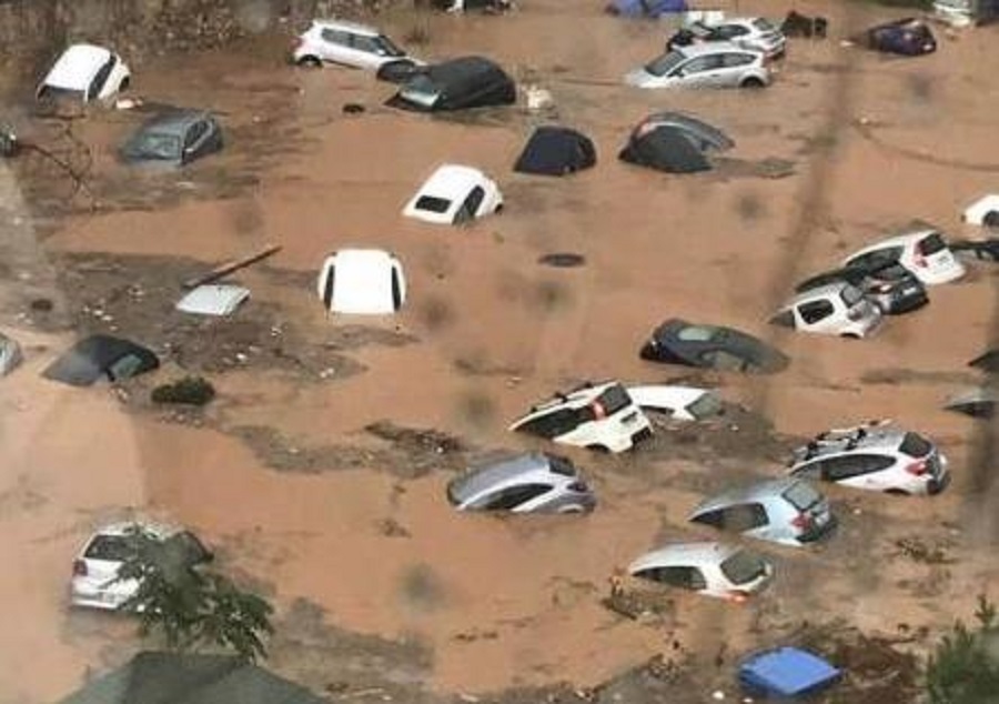 Πλημμύρισαν τα βόρεια προάστια, απεγκλωβίστηκαν οδηγοί