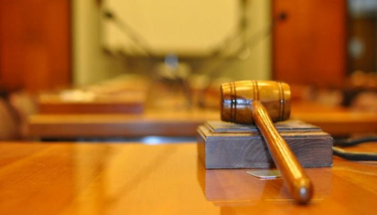 Αύριο η δίκη της 55χρονης που φέρεται να χαράκωνε μωρά σε εμπορικό κέντρο