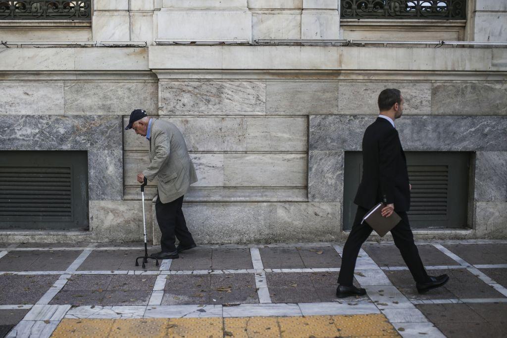 Κυβερνητική «σπέκουλα» με τις μειώσεις στις συντάξεις