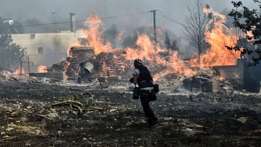 Σε πλήρη εξέλιξη οι καταστροφικές πυρκαγιές της Αττικής