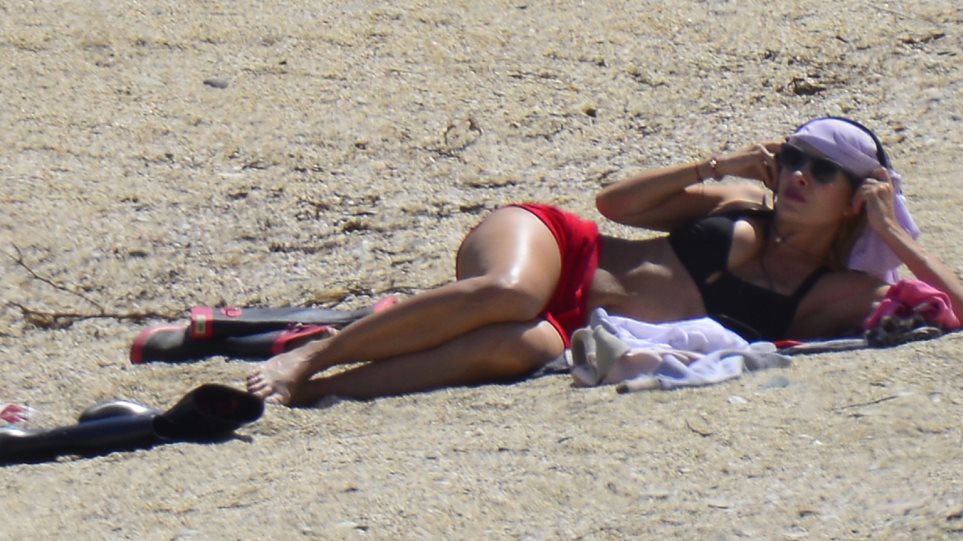 Ελένη Μενεγάκη : Οι σέξι φωτογραφίες από τις διακοπές της (pics)