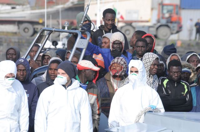 Ιταλία: Ιρλανδικό πλοίο αποβίβασε 106 μετανάστες στη Μεσίνα