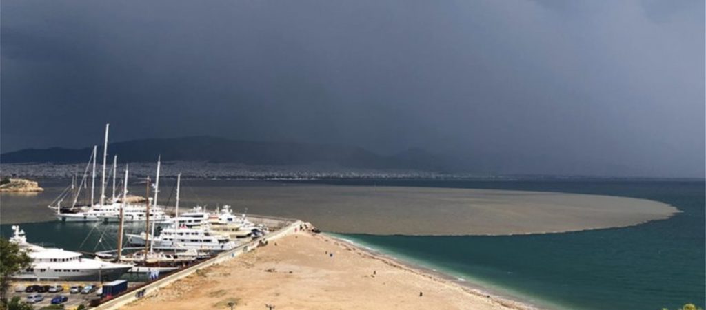 Απόκοσμο θέαμα στον Σαρωνικό: Δείτε τι προκάλεσε η καταιγίδα στην θάλασσα (φωτό)
