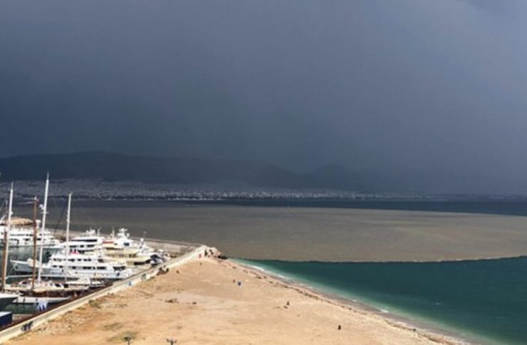 Απόκοσμο θέαμα στον Σαρωνικό: Δείτε τι προκάλεσε η καταιγίδα στην θάλασσα (φωτό)