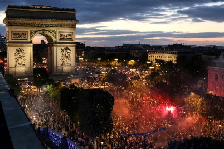 Χαμός στο Παρίσι, χιλιάδες Γάλλοι στους δρόμους! (vids)