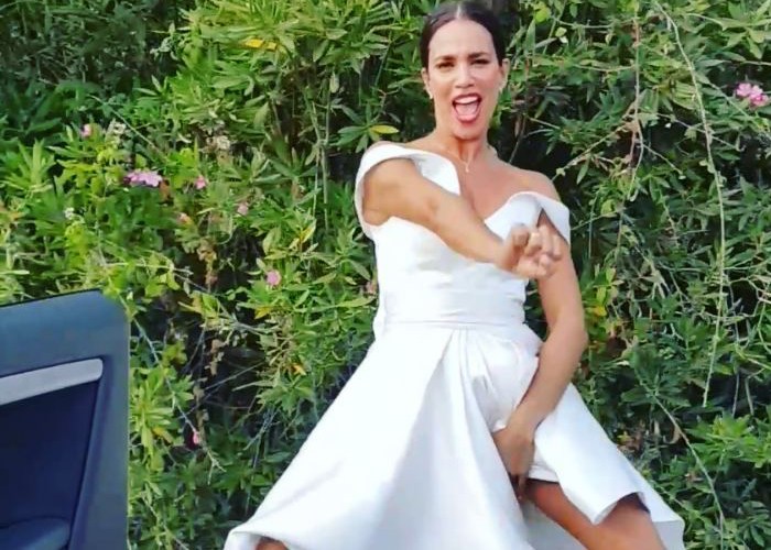 ΚΑΤΕΡΙΝΑ ΣΤΙΚΟΥΔΗ : Κάνει kiki challenge με το νυφικό (vid)