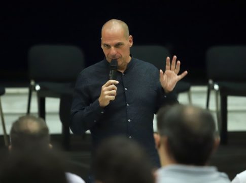 Βαρουφάκης : Η κυβέρνηση έστησε μια κιτς αρχαιολαγνική αφήγηση