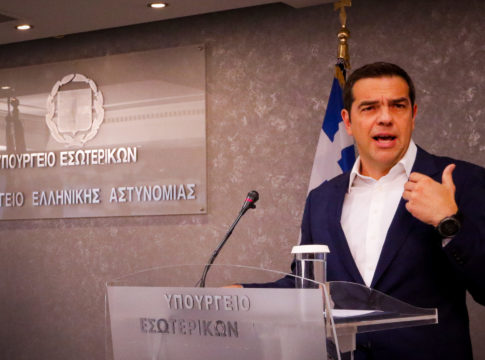 Τα επικοινωνιακά σόου της κυβέρνησης πάνω από τα αποκαΐδια