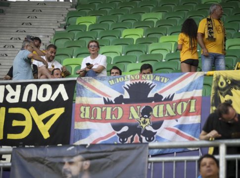 Ανάποδα τα πανό λόγω πένθους οι οπαδοί της ΑΕΚ στη Βουδαπέστη